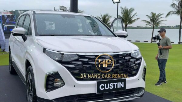 Cho Thuê Xe Tự Lái 7 Chỗ Hyundai Custin 2.5AT 2024